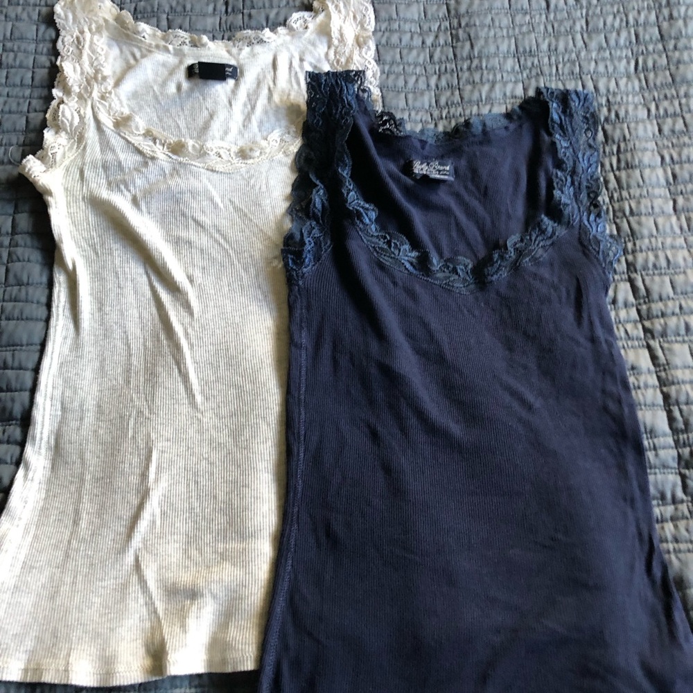 Lucky Brand 2 pack lace tank top. In oatmeal grey and navy blue XS women’s